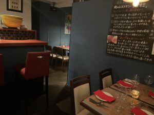 QUNIOMI 小酒館舒適的燭光桌邊擺設與黑板菜單