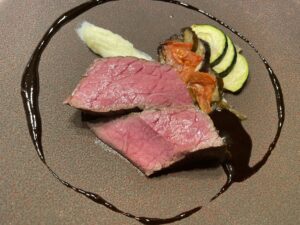 熊本赤牛赤身牛排佐時令蔬菜與黑糖巴薩米克醬｜QUNIOMI惠比壽赤身和牛餐廳 