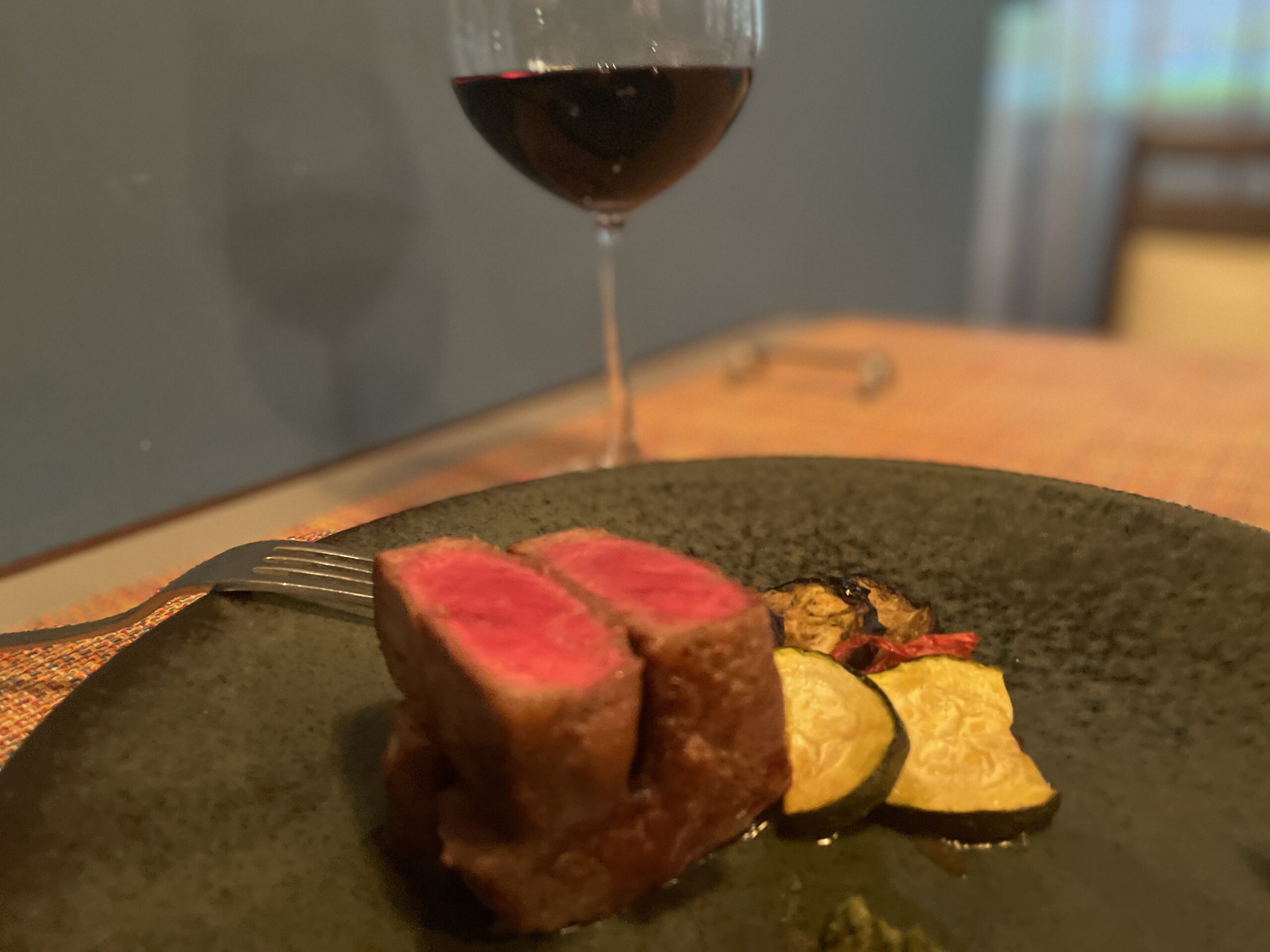 熊本赤牛腰內肉搭配紅酒 – QUNIOMI限量提供
